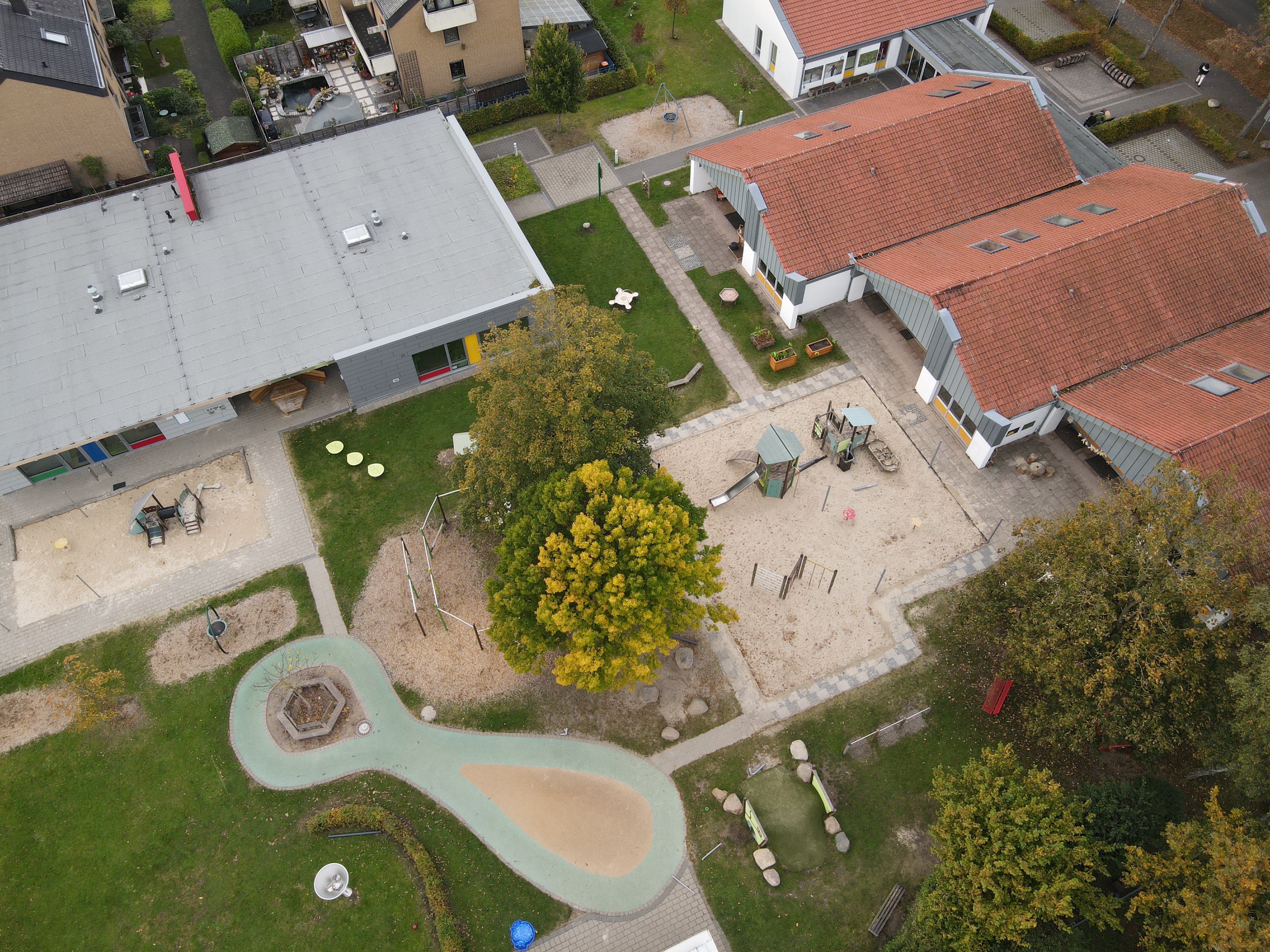 Außengelände mit Matschgarten